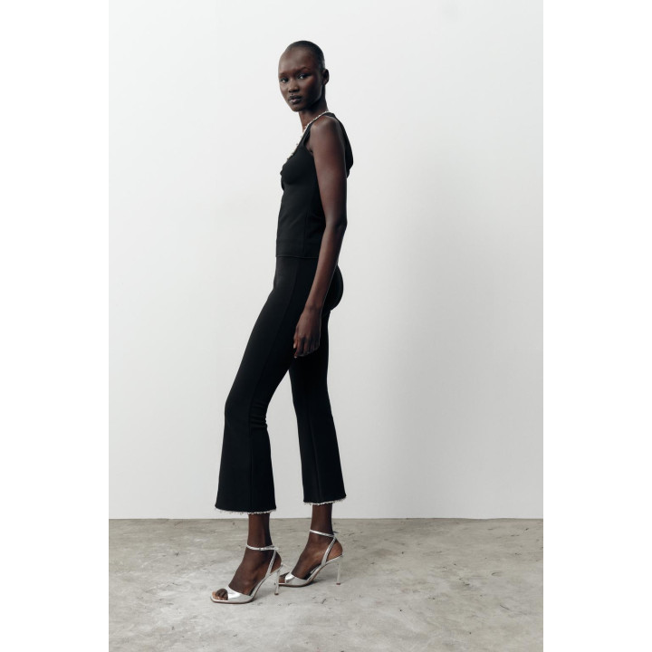 ЭЛАСТИЧНЫЙ ТОП С МЕТАЛЛИЗИРОВАННОЙ НИТЬЮ