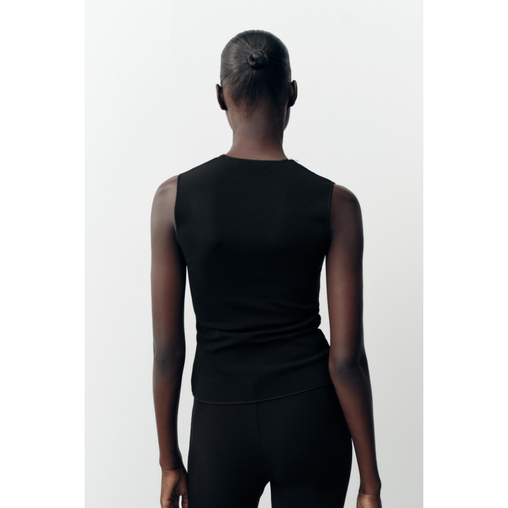 ЭЛАСТИЧНЫЙ ТОП С МЕТАЛЛИЗИРОВАННОЙ НИТЬЮ