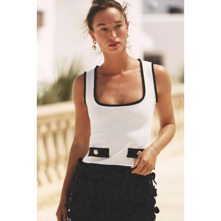 ОБЛЕГАЮЩИЙ ТОП-ЖИЛЕТ ИЗ ЭЛАСТИЧНОЙ ТКАНИ