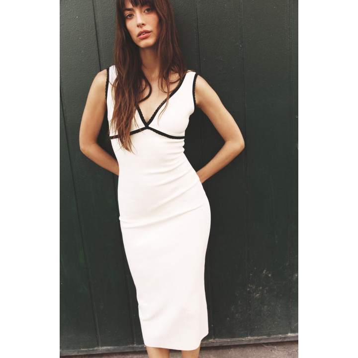 ДЛИННОЕ ПЛАТЬЕ С КОНТРАСТНОЙ ОТДЕЛКОЙ