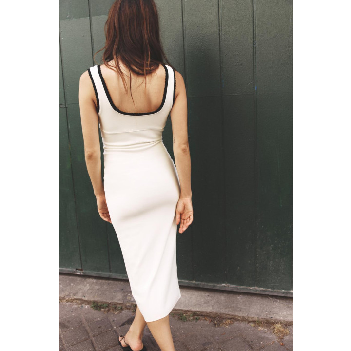 ДЛИННОЕ ПЛАТЬЕ С КОНТРАСТНОЙ ОТДЕЛКОЙ