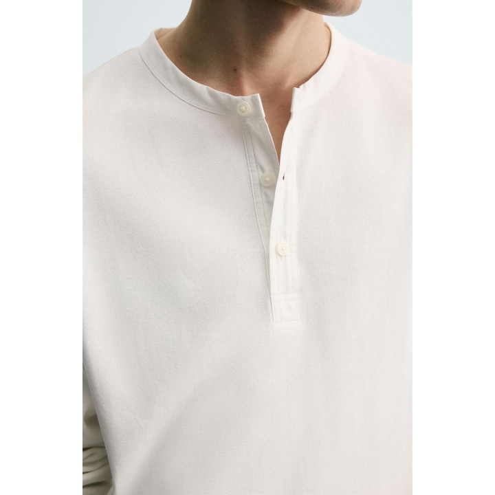 ФУТБОЛКА РЕЛЬЕФНАЯ С КОМБИНИРОВАННЫМ ВОРОТНИКОМ