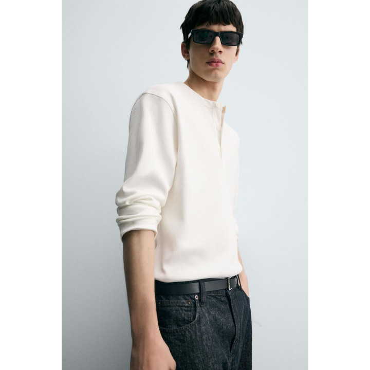 ФУТБОЛКА РЕЛЬЕФНАЯ С КОМБИНИРОВАННЫМ ВОРОТНИКОМ