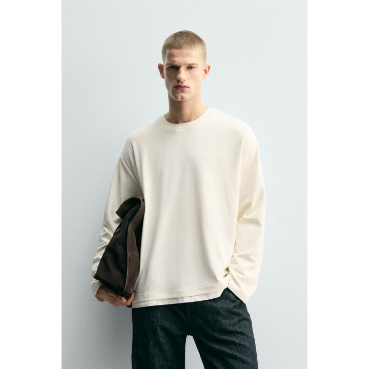 ФУТБОЛКА С ДВОЙНОЙ ОТДЕЛКОЙ И КОНТРАСТНЫМИ ДЕТАЛЯМИ