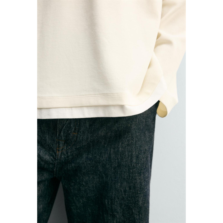 ФУТБОЛКА С ДВОЙНОЙ ОТДЕЛКОЙ И КОНТРАСТНЫМИ ДЕТАЛЯМИ