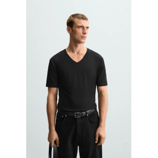 БАЗОВАЯ ФУТБОЛКА С V-ОБРАЗНЫМ ВЫРЕЗОМ