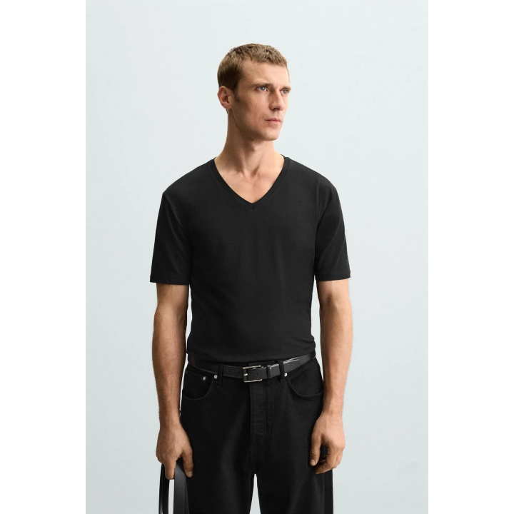 БАЗОВАЯ ФУТБОЛКА С V-ОБРАЗНЫМ ВЫРЕЗОМ