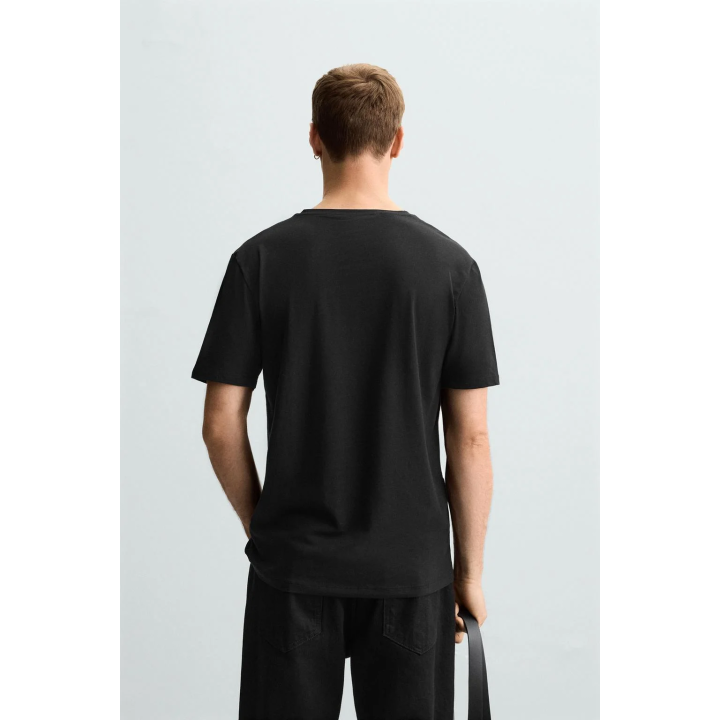 БАЗОВАЯ ФУТБОЛКА С V-ОБРАЗНЫМ ВЫРЕЗОМ