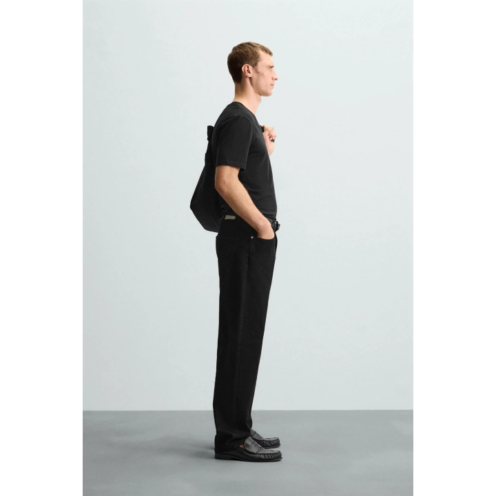 БАЗОВАЯ ФУТБОЛКА С V-ОБРАЗНЫМ ВЫРЕЗОМ