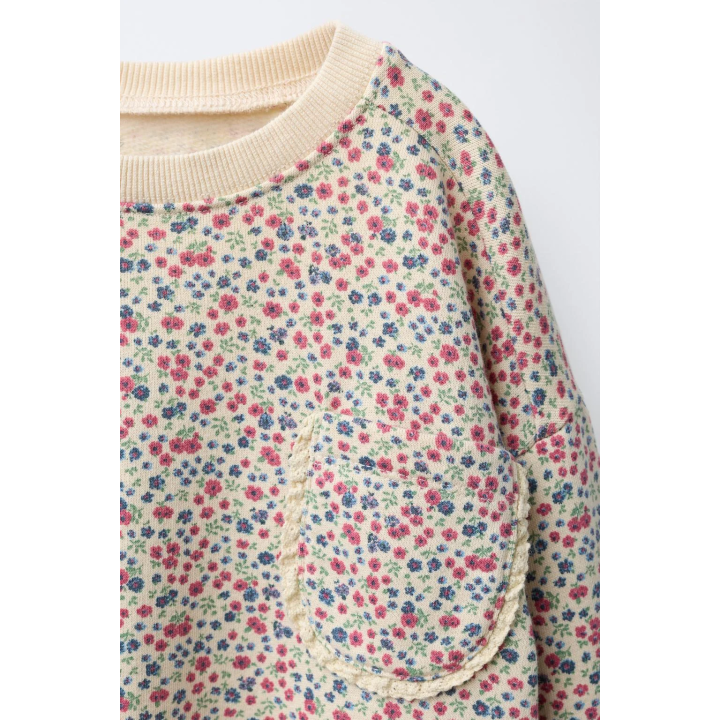 ТОЛСТОВКА С ЦВЕТОЧНЫМ ПРИНТОМ И КРУЖЕВНЫМ КАРМАНОМ