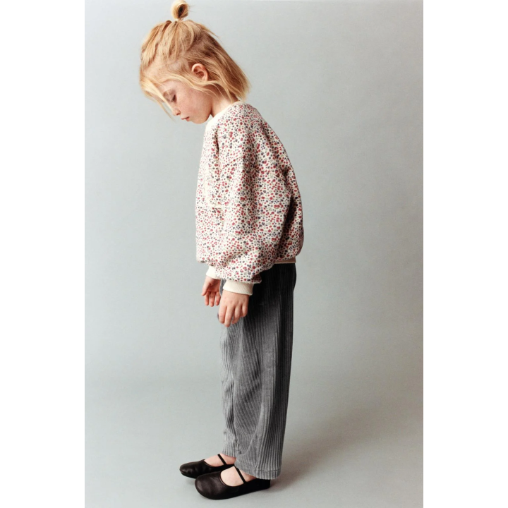 ТОЛСТОВКА С ЦВЕТОЧНЫМ ПРИНТОМ И КРУЖЕВНЫМ КАРМАНОМ