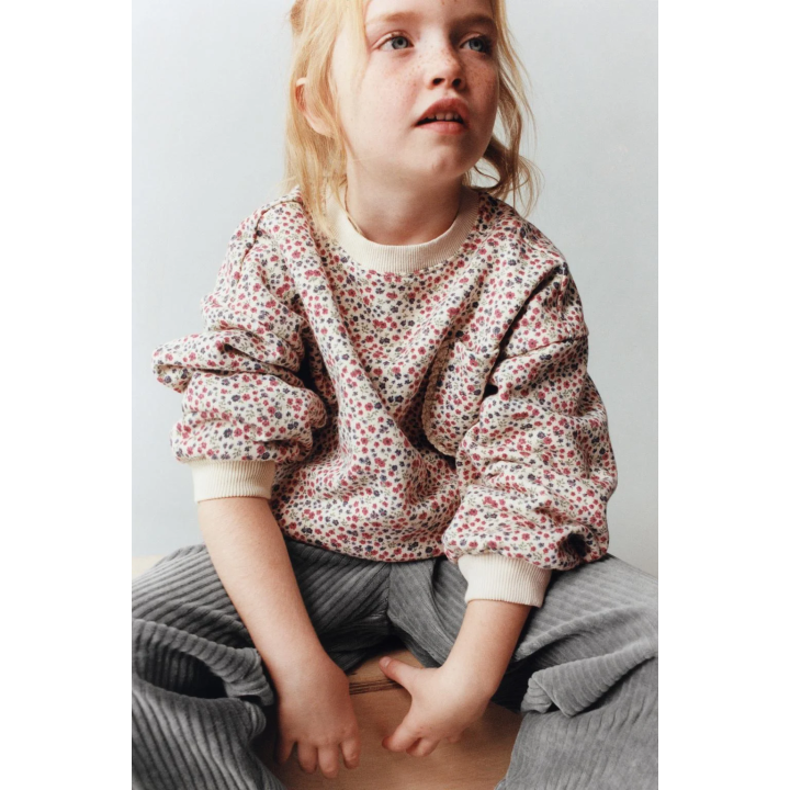 ТОЛСТОВКА С ЦВЕТОЧНЫМ ПРИНТОМ И КРУЖЕВНЫМ КАРМАНОМ