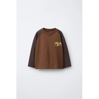 ФУТБОЛКА С РУКАВАМИ РЕГЛАН И ТЕКСТОВЫМ ПРИНТОМ