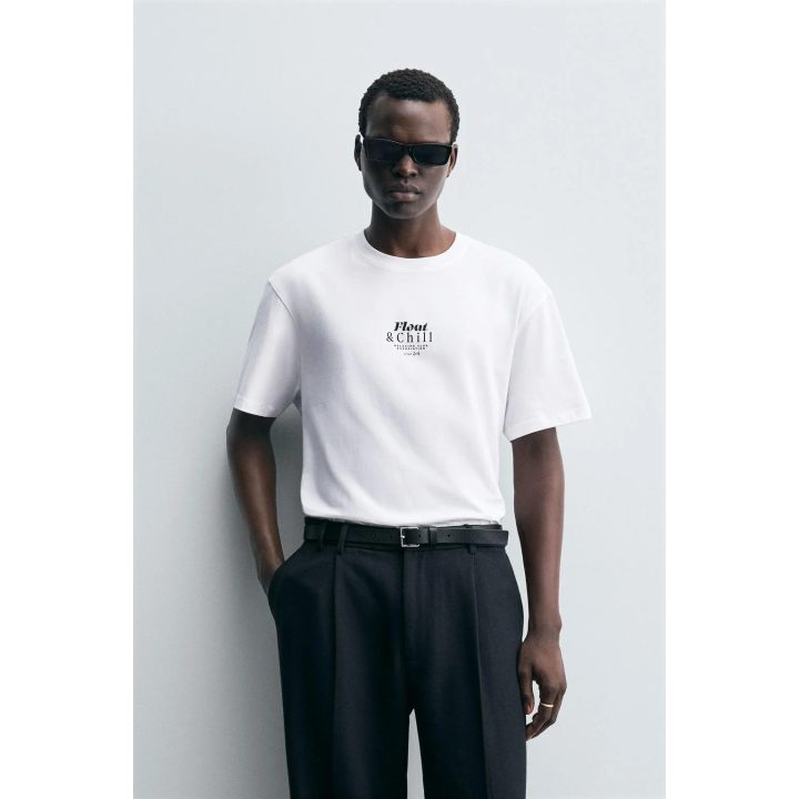 ФУТБОЛКА С КОНТРАСТНЫМИ ПРИНТАМИ