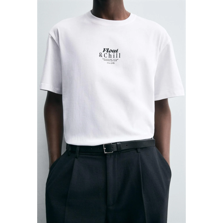 ФУТБОЛКА С КОНТРАСТНЫМИ ПРИНТАМИ