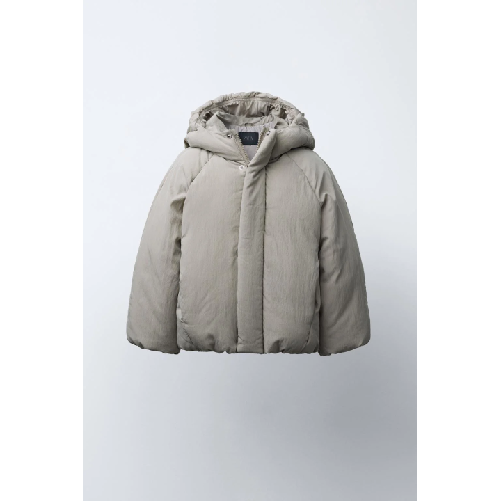 СТЕГАНОЕ ПАЛЬТО С КАПЮШОНОМ И РЕЛЬЕФНЫМ ЛОГОТИПОМ