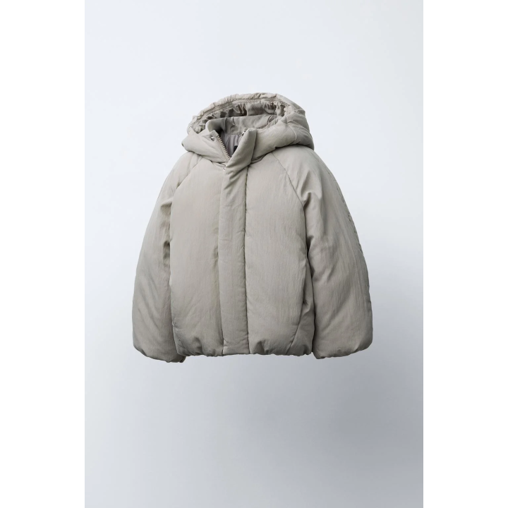 СТЕГАНОЕ ПАЛЬТО С КАПЮШОНОМ И РЕЛЬЕФНЫМ ЛОГОТИПОМ