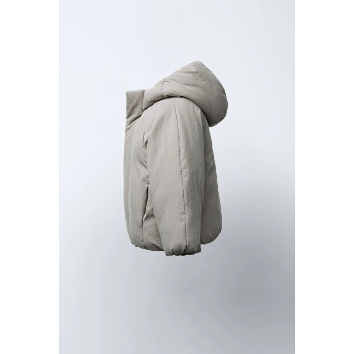 СТЕГАНОЕ ПАЛЬТО С КАПЮШОНОМ И РЕЛЬЕФНЫМ ЛОГОТИПОМ