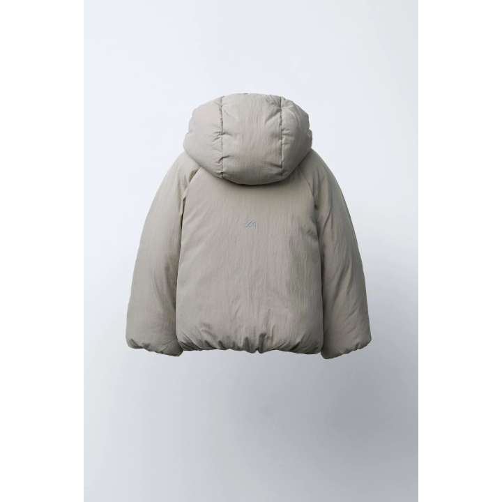 СТЕГАНОЕ ПАЛЬТО С КАПЮШОНОМ И РЕЛЬЕФНЫМ ЛОГОТИПОМ