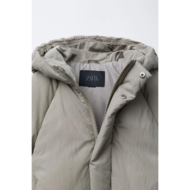 СТЕГАНОЕ ПАЛЬТО С КАПЮШОНОМ И РЕЛЬЕФНЫМ ЛОГОТИПОМ