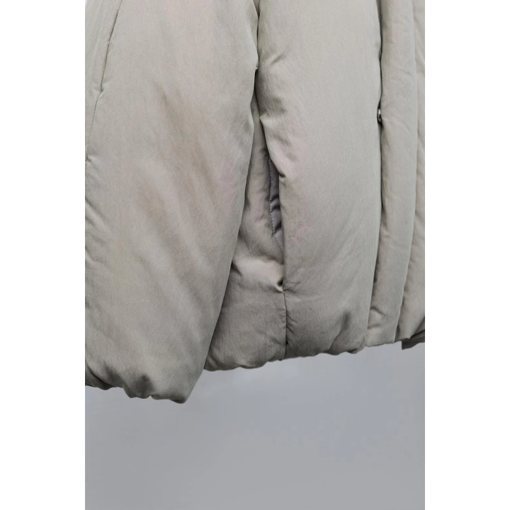 СТЕГАНОЕ ПАЛЬТО С КАПЮШОНОМ И РЕЛЬЕФНЫМ ЛОГОТИПОМ