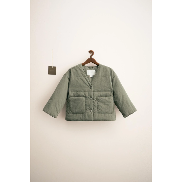 КУРТКА ИЗ НЕПРОМОКАЕМОЙ ТКАНИ