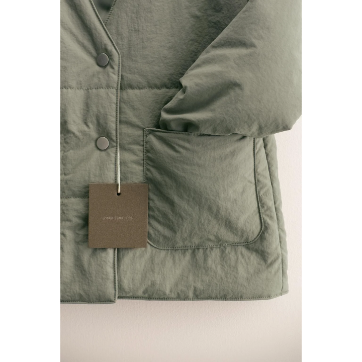 КУРТКА ИЗ НЕПРОМОКАЕМОЙ ТКАНИ