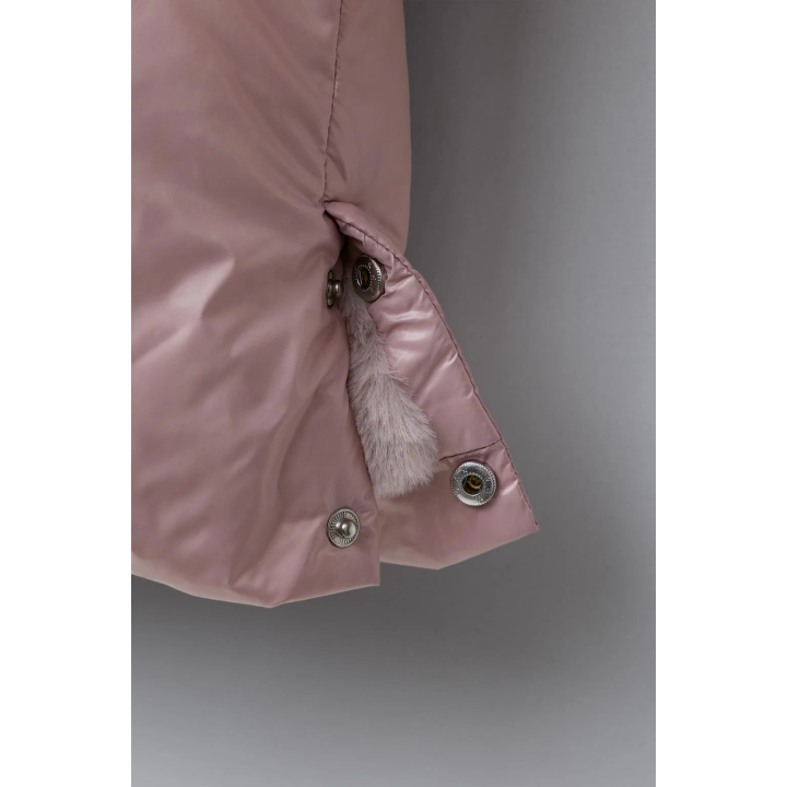 ВОДООТТАЛКИВАЮЩИЙ И ВЕТРОЗАЩИТНЫЙ ПУХОВИК ИЗ ПЕРА И ПУХА