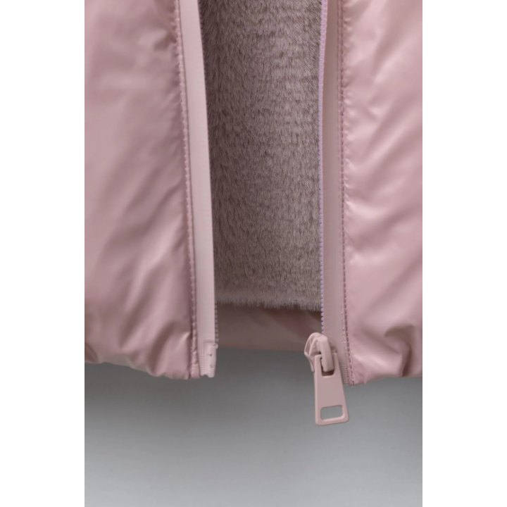 ВОДООТТАЛКИВАЮЩИЙ И ВЕТРОЗАЩИТНЫЙ ПУХОВИК ИЗ ПЕРА И ПУХА