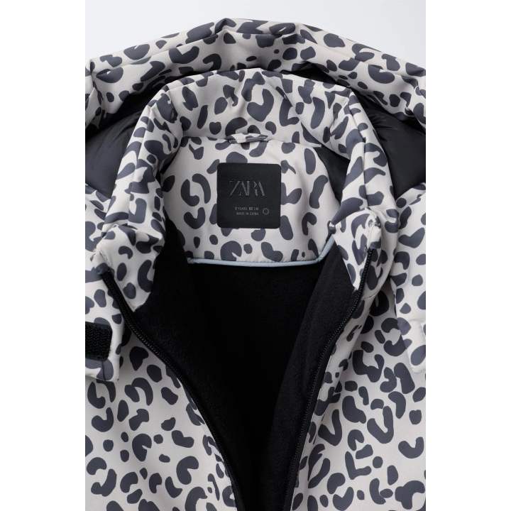 НЕПРОМОКАЕМЫЙ ВЕТРОЗАЩИТНЫЙ КОМБИНЕЗОН С АНИМАЛИСТИЧЕСКИМ ПРИНТОМ