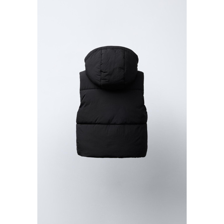 СТЕГАНЫЙ ЖИЛЕТ С КАПЮШОНОМ