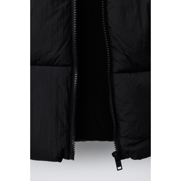 СТЕГАНЫЙ ЖИЛЕТ С КАПЮШОНОМ