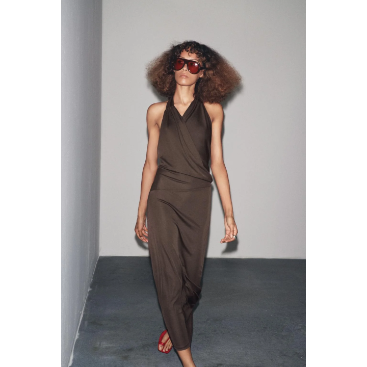 ПЛАТЬЕ С ДРАПИРОВАННЫМ ВЫРЕЗОМ И СКЛАДКАМИ