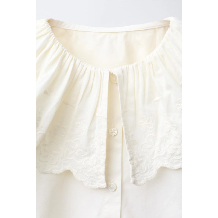 БЛУЗА С БОЛЬШИМ ОТЛОЖНЫМ ВОРОТНИКОМ И ВЫШИВКОЙ