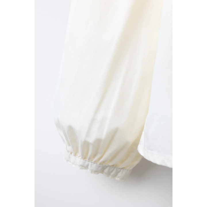 БЛУЗА С БОЛЬШИМ ОТЛОЖНЫМ ВОРОТНИКОМ И ВЫШИВКОЙ