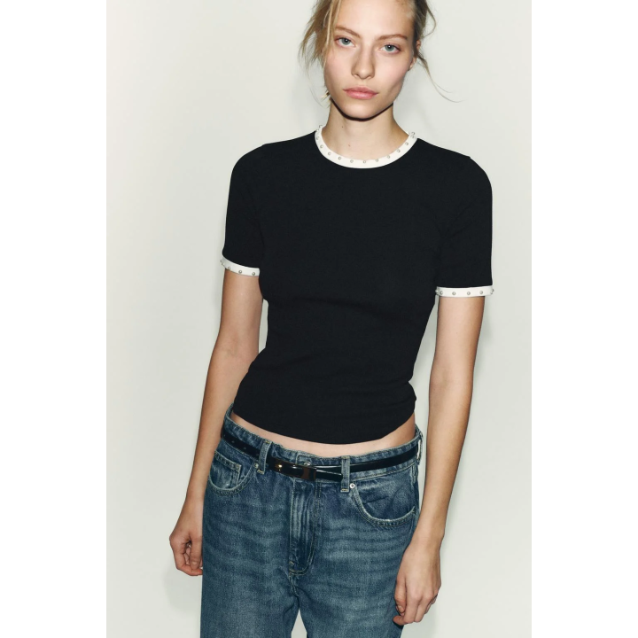 ФУТБОЛКА С ЖЕМЧУГОМ И ТРИКОТАЖНЫМИ ДЕТАЛЯМИ