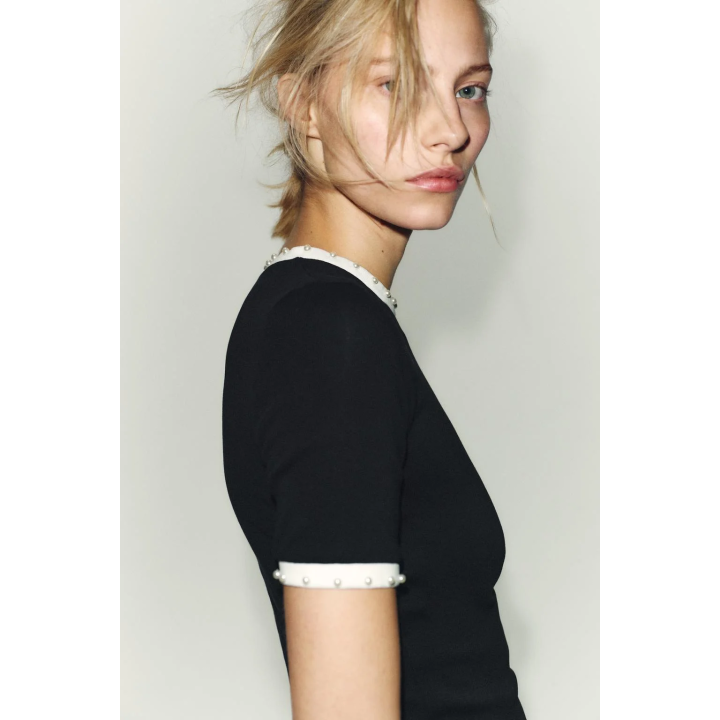 ФУТБОЛКА С ЖЕМЧУГОМ И ТРИКОТАЖНЫМИ ДЕТАЛЯМИ