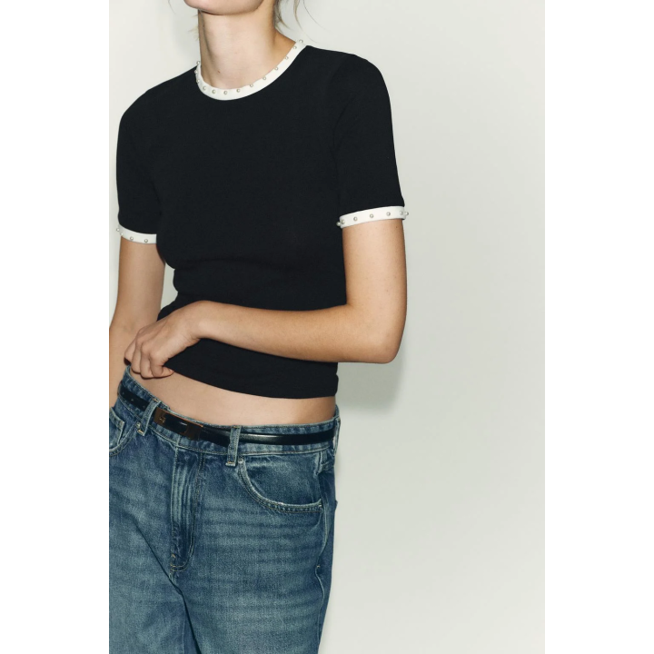 ФУТБОЛКА С ЖЕМЧУГОМ И ТРИКОТАЖНЫМИ ДЕТАЛЯМИ