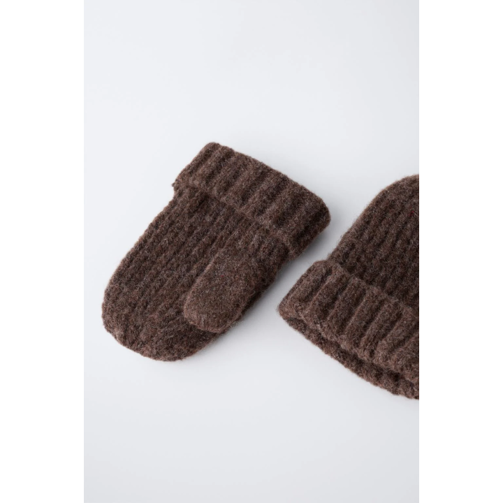 Вязаные варежки однотонные