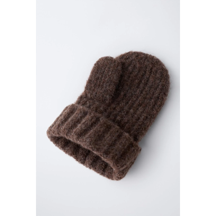 Вязаные варежки однотонные