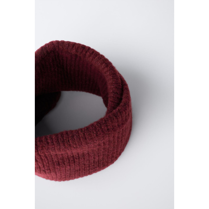 ТРИКОТАЖНЫЙ ШАРФ-СНУД С ПЕРЕКРЕСТНЫМ ДИЗАЙНОМ