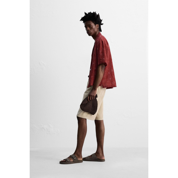 РУБАШКА С ЦВЕТОЧНЫМ РЕЛЬЕФОМ © OTIS KWAME KYE QUAICOE