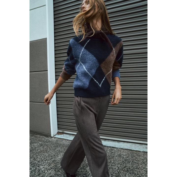 ТРИКОТАЖНЫЙ СВИТЕР В РОМБ