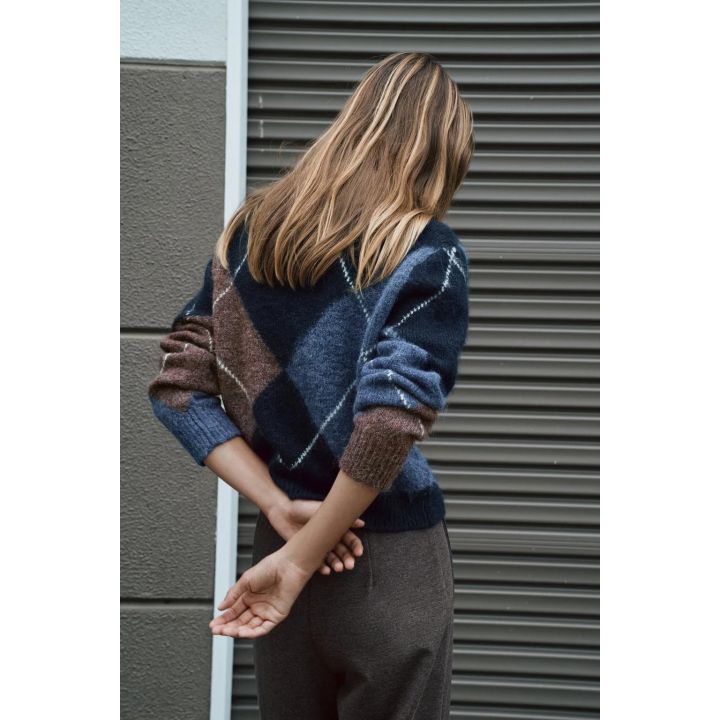 ТРИКОТАЖНЫЙ СВИТЕР В РОМБ