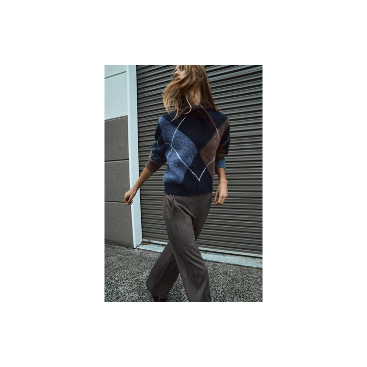 ТРИКОТАЖНЫЙ СВИТЕР В РОМБ