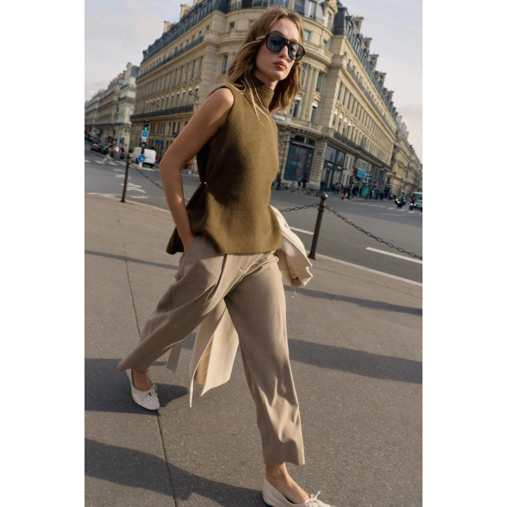 Асимметричный топ из трикотажа с аппликациями по бокам