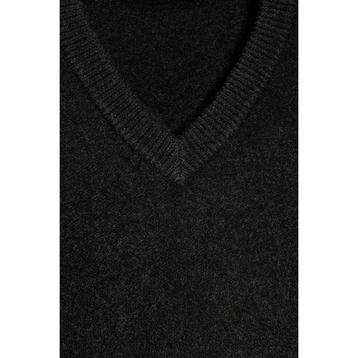 ОДНОТОННЫЙ ТРИКОТАЖНЫЙ СВИТЕР С V-ОБРАЗНЫМ ВЫРЕЗОМ