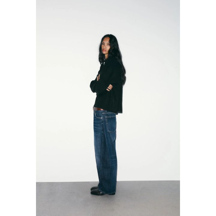 ОДНОТОННЫЙ ТРИКОТАЖНЫЙ СВИТЕР С V-ОБРАЗНЫМ ВЫРЕЗОМ