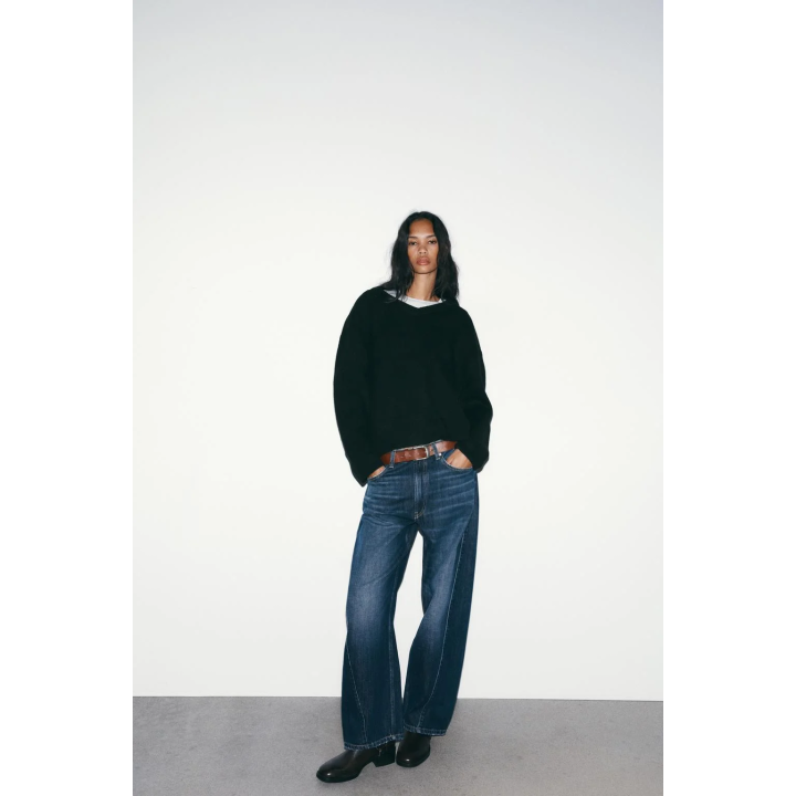 ОДНОТОННЫЙ ТРИКОТАЖНЫЙ СВИТЕР С V-ОБРАЗНЫМ ВЫРЕЗОМ