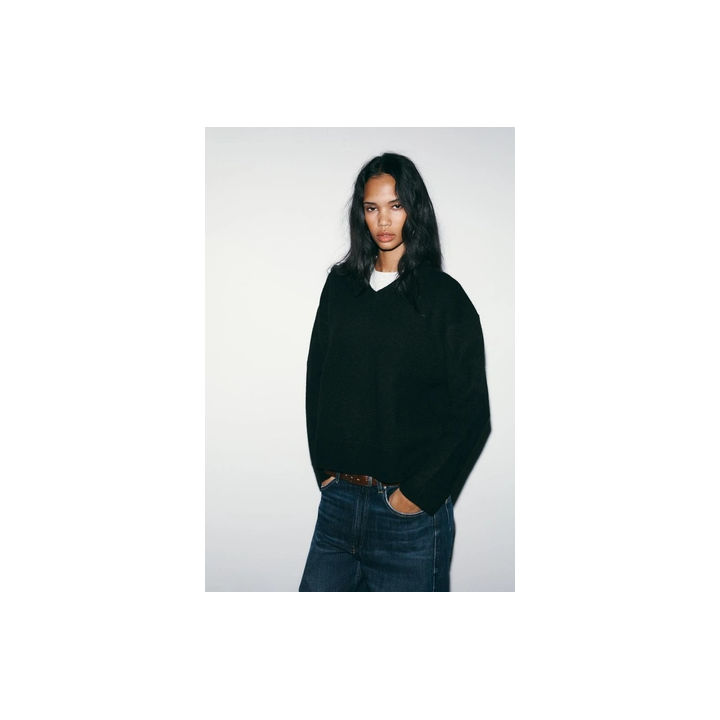 ОДНОТОННЫЙ ТРИКОТАЖНЫЙ СВИТЕР С V-ОБРАЗНЫМ ВЫРЕЗОМ